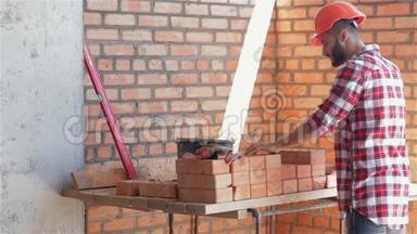 建筑工人在正在建造的大楼里搬砖